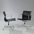 Charles Eames Aluminum Group Side Chair. Et par kontorstole med stel af matpoleret aluminium. Sæde og ryg med betræk af sort skind. 2