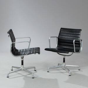 Charles Eames Aluminum Group Side Chair. Et par kontorstole med stel af matpoleret aluminium. Sæde og ryg med betræk af sort skind. 2