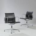 Charles Eames Aluminum Group Side Chair. Et par kontorstole med stel af forkromet aluminium. Sæde og ryg med betræk af sort skind. 2