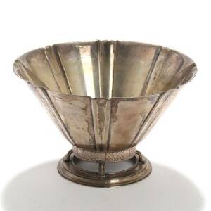 Cohr Art déco opsats af sølv, kanneleret skål på gennembrudt og profileret fodstykke. Udført hos Cohr, 1930. H. 15,5. Diam. 26.