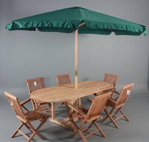 Havemøbelsæt bestående af bord, parasol samt seks armstole. Teak. 8