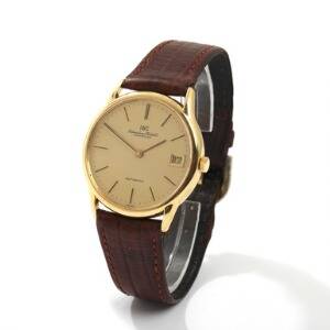 IWC Herrearmbåndsur af 18 kt. guld. Gylden skive med sorte visere og timemarkeringer. Automatisk værk med og dato. Kassediam. 32 mm.