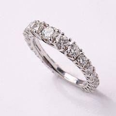 Diamant alliancering af 18 kt. hvidguld prydet med talrige brillantslebne diamanter på i alt ca. 1.50. Top WesseltonVS. Str. 54. Italien, ca. 2009.