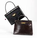 Hermés Taske af sort krokodilleskind med hank og gyldent spænde. B. ca. 26 cm. H. ca. 20 cm. D. ca. 6 cm.
