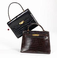 Hermés Taske af sort krokodilleskind med hank og gyldent spænde. B. ca. 26 cm. H. ca. 20 cm. D. ca. 6 cm.