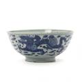 Lille kinesisk skål af porcelæn, dekoreret i underglasur blå med drager der jagter den brændende perle. Kangxi 1662-172. Diam. 18 cm.