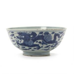 Lille kinesisk skål af porcelæn, dekoreret i underglasur blå med drager der jagter den brændende perle. Kangxi 1662-172. Diam. 18 cm.