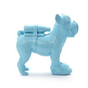 William Sweetlove Cloned Griffon Bruxellois with Pet Bottle, 2011. Sign. Sweetlove, 1975. Bemalet resin. 40  x 40  x 17.