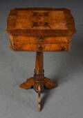 Biedermeier Nähtisch. Wuruelholz.  