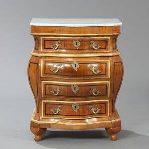 Dansk kommode af nøddetræ, med plade af hvid marmor og forgyldte kantlister. 18.19. årh. H. 86. B. 65. D. 50.