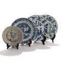 Fire orientalske tallerkener af porcelæn, dekorerede i underglasur blå med blomstrende træer og dyr, 18.-19. årh. Diam. 15-21. 4