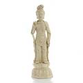 Guanyin stående på lotustrone. Kinesiske figur af blanc-de-chine. Stemplet. 20. årh. H. 50.