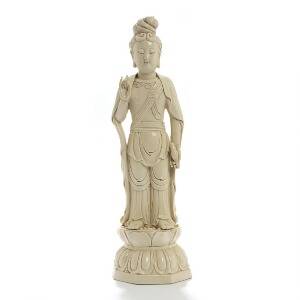 Guanyin stående på lotustrone. Kinesiske figur af blanc-de-chine. Stemplet. 20. årh. H. 50.