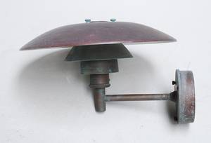 Poul Henningsen 1894 - 1967. Væglampe i patineret kobber