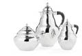 Georg Jensen Mokkasæt af hammerslået sterlingsølv og sølv. Bestående af mokkakande, flødekande og sukkerskål. 3