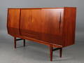 Høj skænk af teaktræ, dansk møbelproducent, 1960erne