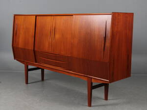Høj skænk af teaktræ, dansk møbelproducent, 1960erne