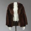 Mink cape med med silkefoer og sjalskrave af ræv med snørelukning i ruskind. L. 68,5 cm. Str. ca. 38-40.
