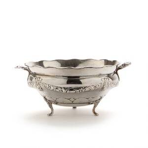 Louis XVI form skål af sølv. København 1914. Vægt 308 gr. H. 9 cm. Diam. 17 cm.