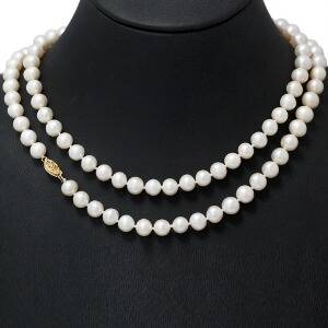 Ubrugt perlehalskæde med talrige ferskvandskulturperler og lås af 14 kt. guld. Perlediam. 7-8 mm. L. 88 cm. Ca. 2013.