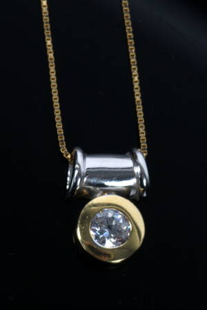 Halskæde af 18 kt guld, Veneia-kæde. Vedhæng m similisten medfølger 2