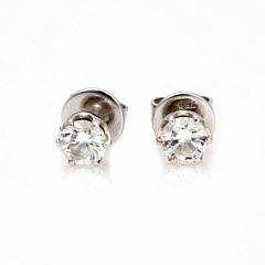 Et par diamantørestikker af 18 kt. hvidguld hver prydet med brillantslebet diamant på i alt ca. 0.65 ct. Farve Top Crystal I. VS-SI. Certifikat medfølger.