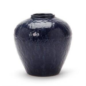 Axel Salto Vase af stentøj, yderside med indridset grenmønster i relief. Dekoreret med mørkeblå glasur. Sign. Salto. Kgl. P. Utydeligt dateret. H. 15.