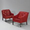 Børge Mogensen Et par lænestole med ben af bejdset eg, sider, ryg samt løse hynder med rødt farvet skind. Udført hos Fredericia Stolefabrik. 2