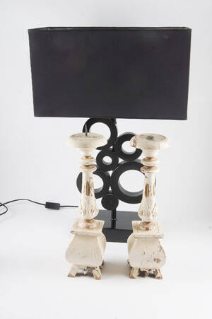 Bordslampa samt ett par ljusstakar. 3 Denna vara har satts till omförsäljning under nytt varunummer4206015