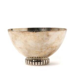 Cohr Borskål af hammerslået sterlingsølv. Udført og stemplet hos Cohr. Vægt 544 gr. H. 10,9. Diam. 18,7.