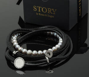 Kranz  Ziegler Story, 2 armbånd med charms Denne vare er sat til omsalg under nyt varenummer 5101067