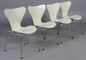 Arne Jacobsen. Sæt på fire stole syveren, model 3107 4