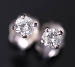 Brillantørestikker af 14 kt hvidguld med i alt ca. 0.30 ct. 