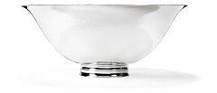 Georg Jensen Rund skål af hammerslået sterlingsølv. Signeret af Georg Jensen. Vægt 538 gr. H. 9,5. Diam. 22,5.