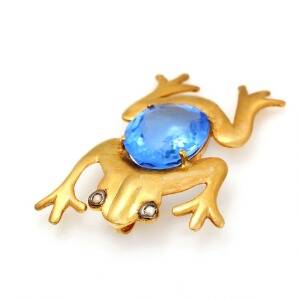 Vedhæng af forgyldt sterlingsølv i form af frø, prydet med oval facetslebet topas på ca. 24.75 ct. L. ca. 6 cm. B. ca. 4 cm. Ca. 2013.