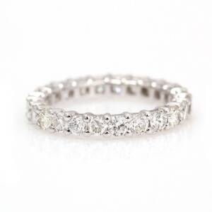 Diamant alliancering af 18 kt. hvidguld prydet med talrige brillantslebne diamanter på i alt ca. 1.90 ct. Top Wesselton F-G. VS. Str. 53. Ca. 2011.