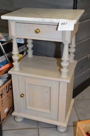 Kommod med marmorskiva