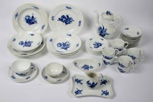 Kgl. Porcelæn. Dele til Blå Blomst flettet. 43