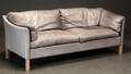 Dansk møbelproducent. 2 12-personers sofa, gråt læder