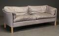 Dansk møbelproducent. 2 12-personers sofa, gråt læder