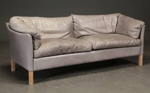 Dansk møbelproducent. 2 12-personers sofa, gråt læder
