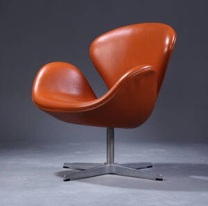 Arne Jacobsen . Lounge stol, model 3320 Svanen i cognacfarvet læder