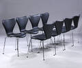 Arne Jacobsen. Et sæt på otte stole Syveren, model 3107, sort læder, Ny siddehøjde 46,5 cm. 8 