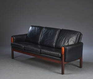 Dansk møbelproducent. 3-pers sofa i læder.