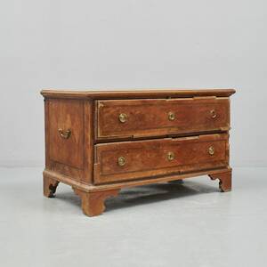 Dragkista, 1700-tal. Bredd 117 cm. Djup 63 cm. Höjd 72