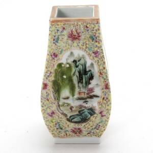 Kinesisk firsidet balusterformet vase. Mærket Yongzheng, 20. årh. H. 14,5 cm.