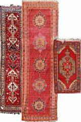 Tre tæpper. Meskin C. 1960. 437 x 151. Anatolsk C. 1960 185 x 115. Luri C. 1960. 400 x 107.