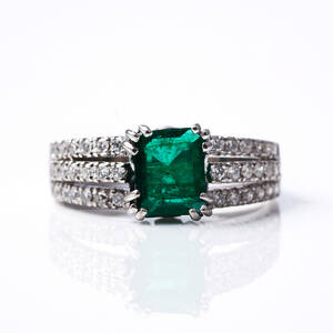 Ring 18 k vitguld smaragd diamanter