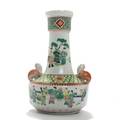 Kinesisk vase af porcelæn, dekoreret i farver med figurscenerier og blomster, hanke i form af drager. Mærket. 20. årh. H. 29,5.