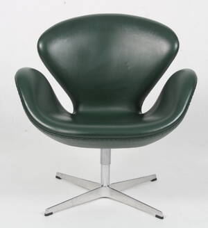 Arne Jacobsen. Svanen lænestol, model 3320. Red label